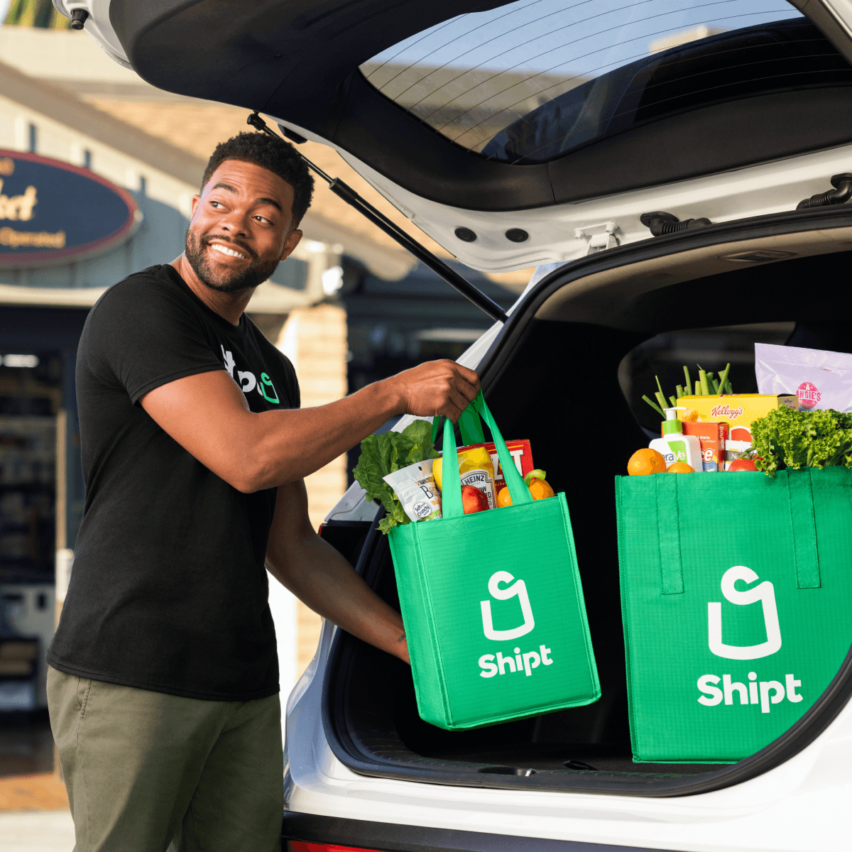 Shipt shopper placing bags in trunk